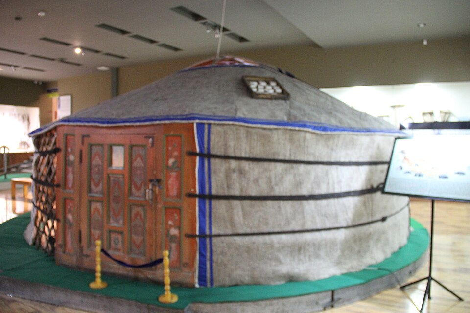 Fotografie eines modernen mongolischen Ger, laut Fotograf 2017 in der Mongolian Traditional Life Gallery des National Museum of Mongolia in Ulaanbaatar aufgenommen. Nur ethnografischer Konstruktionsvergleich, keine Replik eines abbasidischen Khargāh; Gary Todd, CC0.