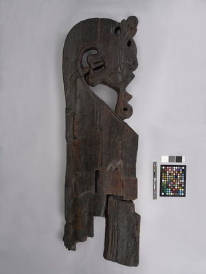 Bettpfosten („sengetile") der „store seng" aus dem Oseberg-Fund mit geschnitztem Tierkopf am oberen Ende, Inv. C55000/187, Kulturhistorisk museum, Universitetet i Oslo (CC BY-SA)