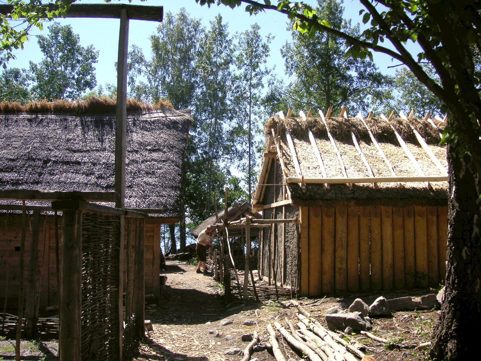 Rekonstruierte Wikingerhäuser (Vikingastaden) auf Björkö (Foto: Holger Ellgaard, CC BY-SA 3.0, Wikimedia Commons)
