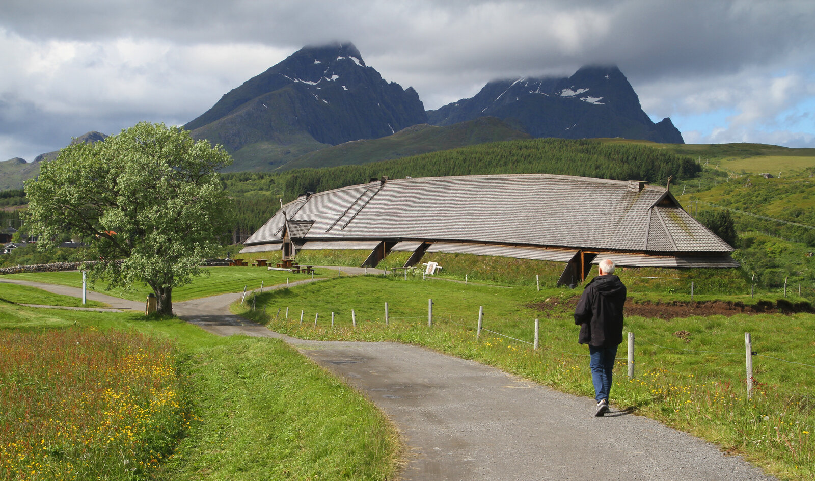 Rekonstruiertes Häuptlingslanghaus im Lofotr Vikingmuseum, Borg (Foto: Gerd Eichmann, CC BY-SA 4.0, Wikimedia Commons)