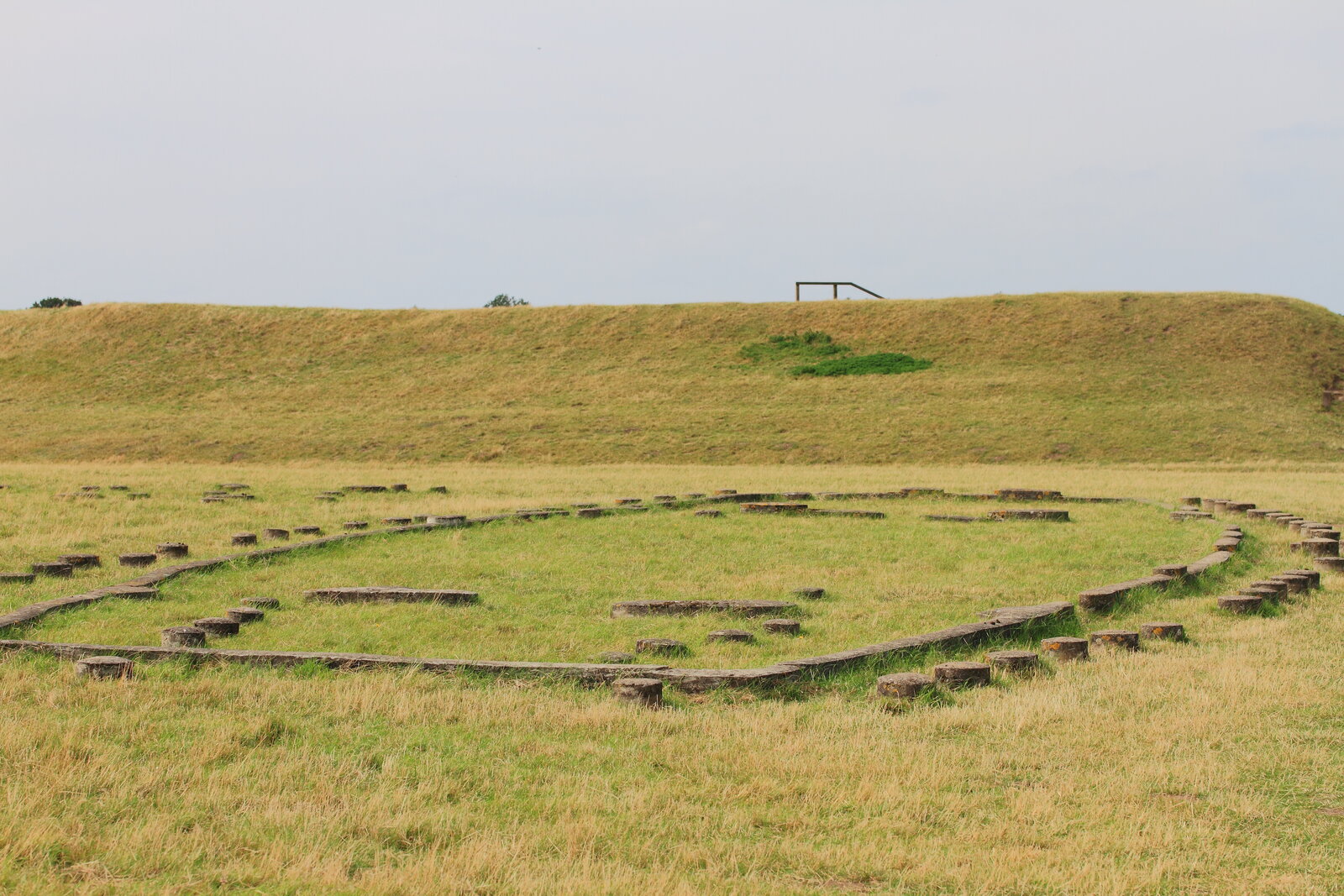 Ringwall der Wikingerburg Trelleborg bei Slagelse (Foto: Schorle, CC BY-SA 4.0, Wikimedia Commons)