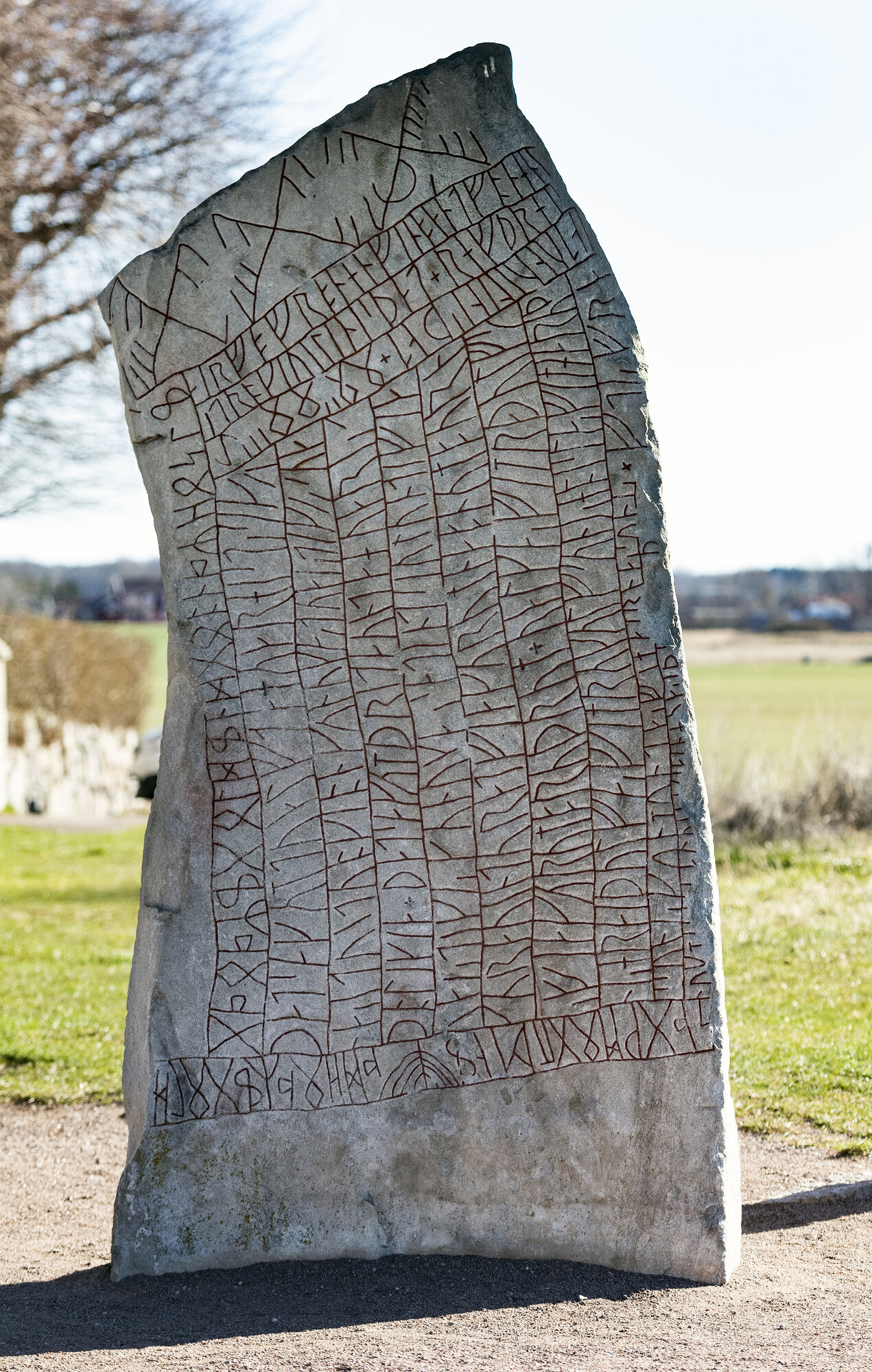 Der Rök-Runenstein (Ög 136), Östergötland, frühes 9. Jh. — die längste bekannte Runeninschrift, ein zeitgenössisches Zeugnis (Foto: Arkland, CC BY-SA 4.0, Wikimedia Commons)