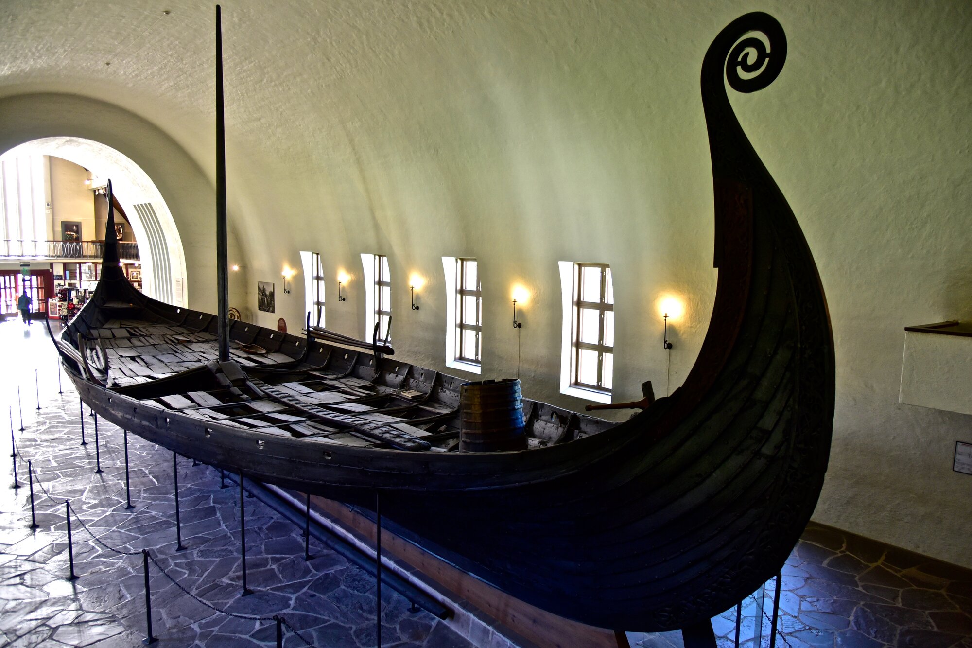 Das original erhaltene Oseberg-Schiff (um 820 gebaut) im Wikingerschiffmuseum Oslo (Foto: Larry Lamsa, CC BY 2.0, Wikimedia Commons)