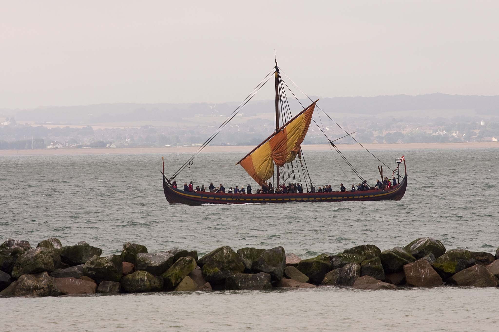 Der fahrtüchtige Nachbau „Sea Stallion from Glendalough" — Rekonstruktion des Skuldelev-2-Schiffs (Roskilde) — unter Segel (Foto: Smudge 9000, CC BY 2.0, Wikimedia Commons)