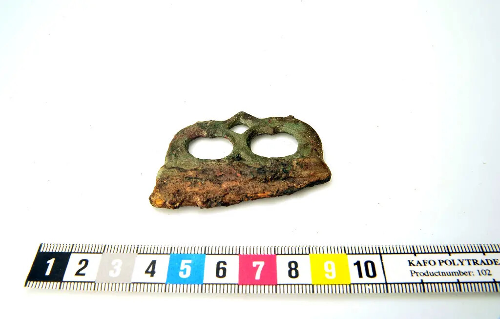 Original-Vergleich: Feuerstahl mit Bronzegriff (zwei Tierköpfe), Birka Bj 644 (SHM 458255_HST). Foto: Pavel Voronin, Historiska museet/SHM, CC BY 4.0