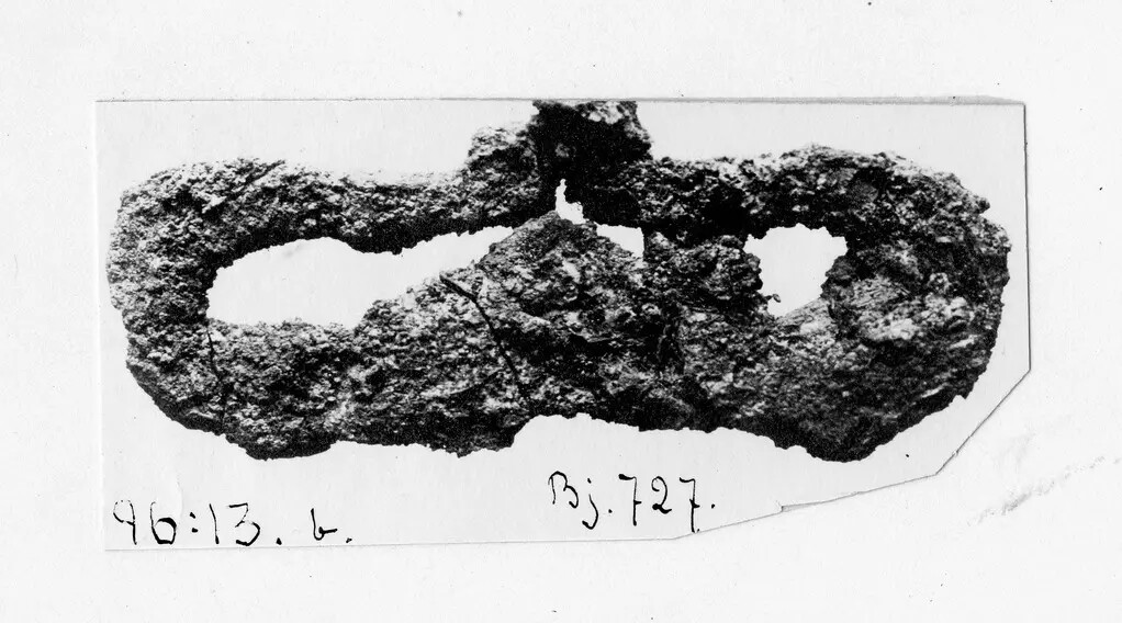 Original-Vergleich: lyrenförmiger Feuerstahl, Birka Bj 727 (SHM 475802_HST). Foto: Harald Faith-Ell, Historiska museet/SHM, CC BY 4.0
