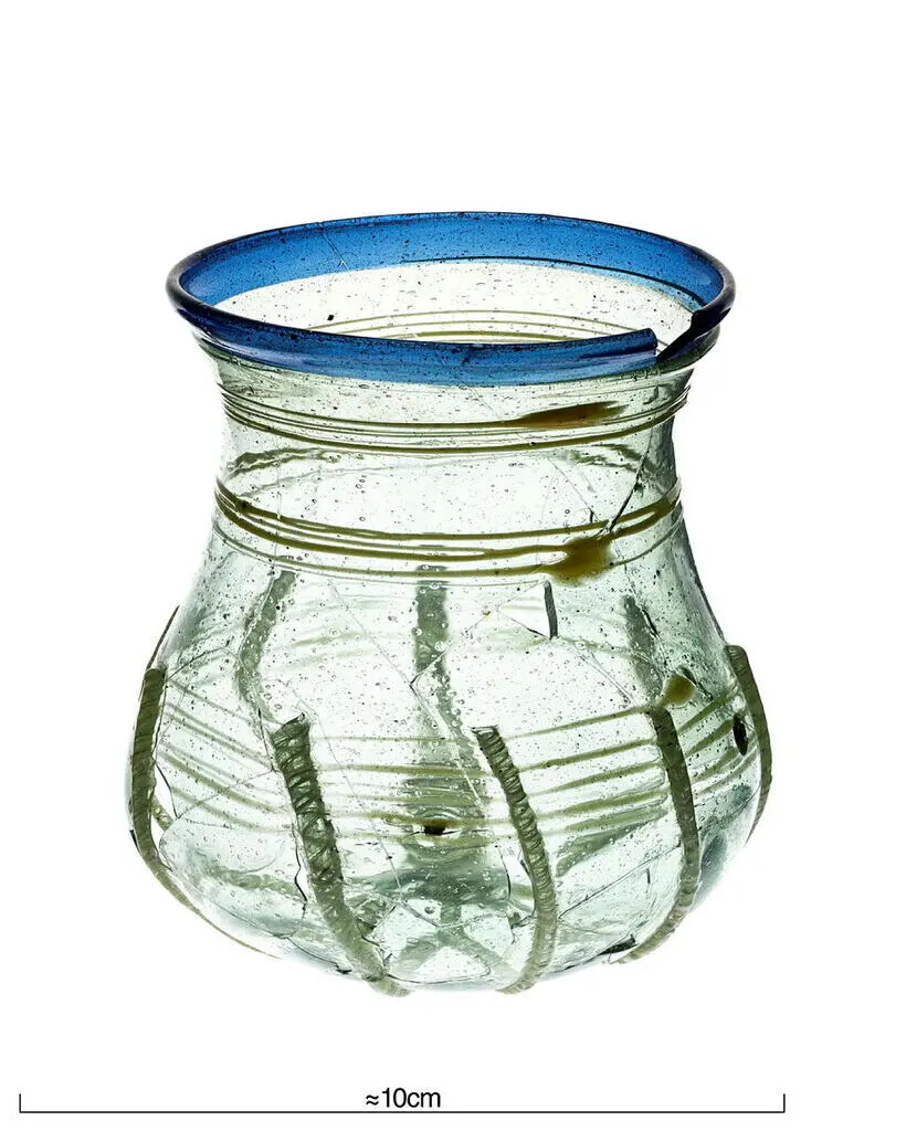 Original: Reticella-Glasbecher mit blauem Mündungsrand, Birka Bj 649 (SHM, Foto: Jens Mohr, CC BY 4.0)