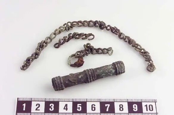 Bronzene Nadelbüchse mit Hängekette, Birka Bj 935 (SHM)