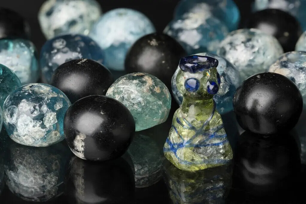 Original-Vergleich: Glas-Spielkönig, Birka Bj 750 (SHM 107786_HST). Foto: Ola Myrin, Historiska museet/SHM, CC BY 4.0