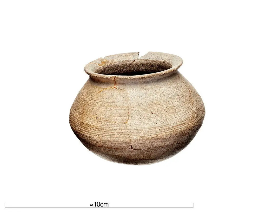 Original-Vergleich: kleines Tongefäß, Birka Grab 457 (SHM 524095_HST). Foto: Ola Myrin, Historiska museet/SHM, CC BY 4.0