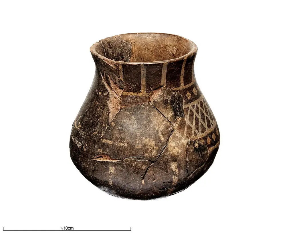 *Original-Vergleich: verziertes Tongefäß, Birka Grab 457 (SHM 524097_HST). Foto: Ola Myrin, Historiska museet/SHM, CC BY 4.0*